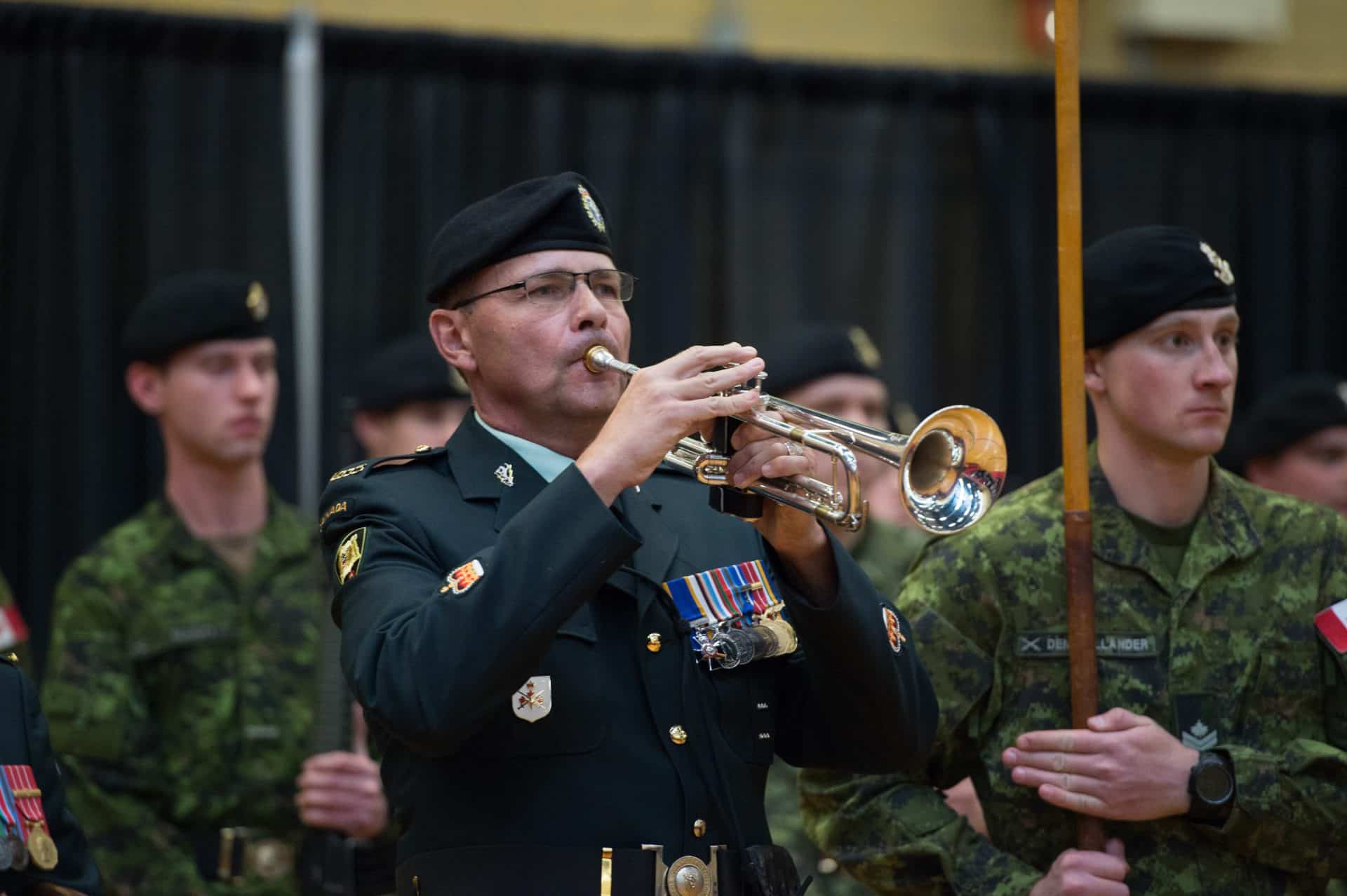 military man playing trumpet at griesbach Un militaire joue de la trompette à Griesbach.