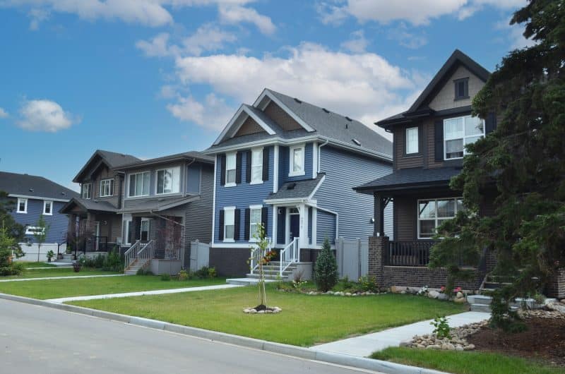 Street featuring a row of infill homes in Village at Griesbach / Rue avec une rangée de maisons intercalaires au Village à Griesbach.