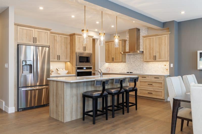 Open concept kitchen with wood cupboards.

Cuisine à aire ouverte pourvue d’armoires en bois.