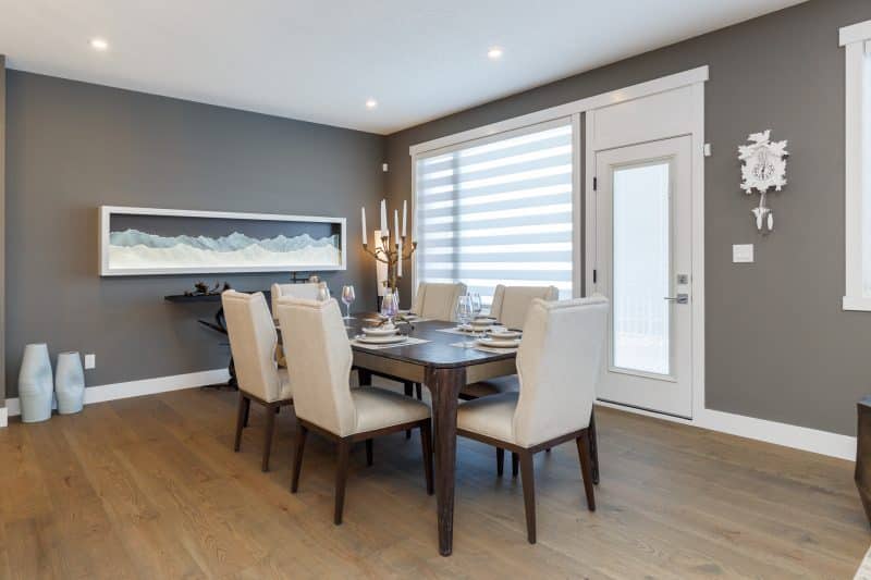 Open concept dining area with white decor.

Salle à manger à aire ouverte décorée de blanc.