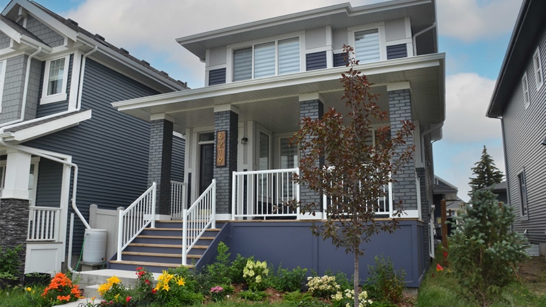 detached garage home with many flowers garage indépendant maison avec beaucoup de fleurs / Detached garage home with many flowers garage indépendant maison avec beaucoup de fleurs