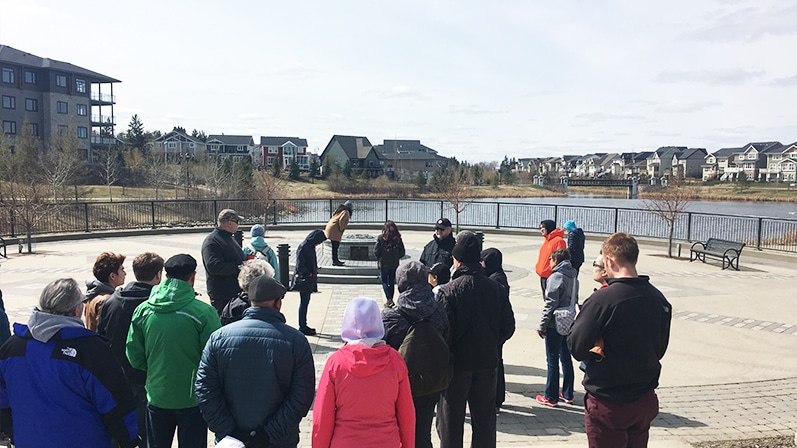 Jane's Walk - people at Patricia Lake

Jane's Walk - personnes au lac Patricia