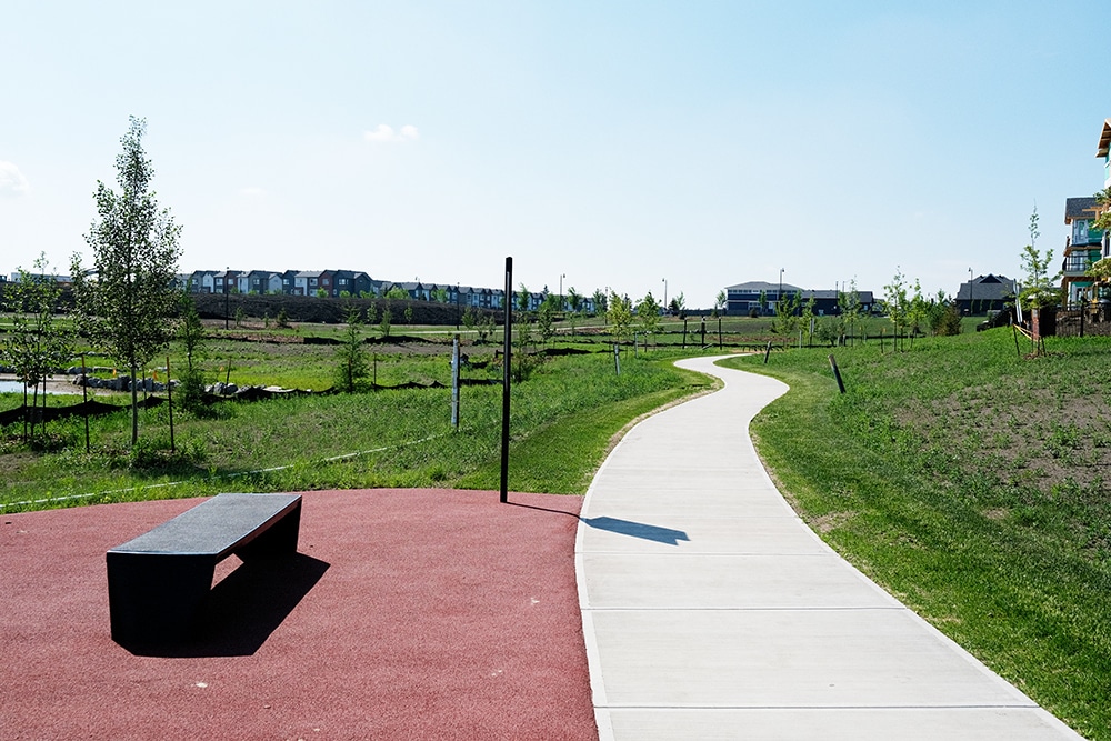 Walking trails at Maple Leaf Pond