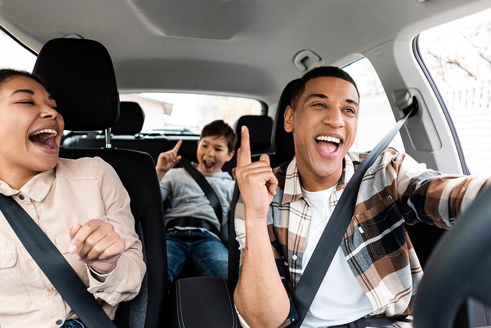 Happy family singing in car / Famille heureuse chantant dans une voiture