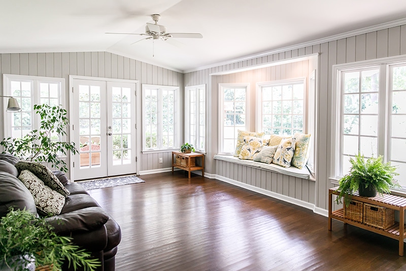 The interior of a home with many windows and natural light shining in / L'intérieur d'une maison avec de nombreuses fenêtres et la lumière naturelle qui y pénètre