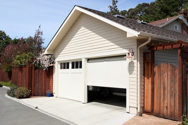 Home with a detached garage / Maison avec garage détaché