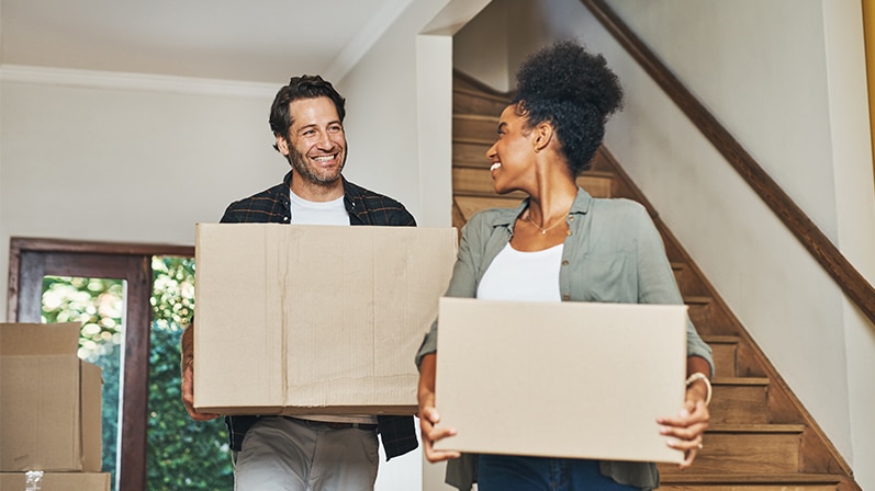 Happy couple moving in to first house.


Heureux couple emménageant dans la première maison.