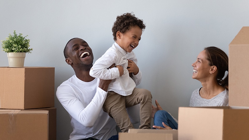 family in their first home

famille dans leur première maison