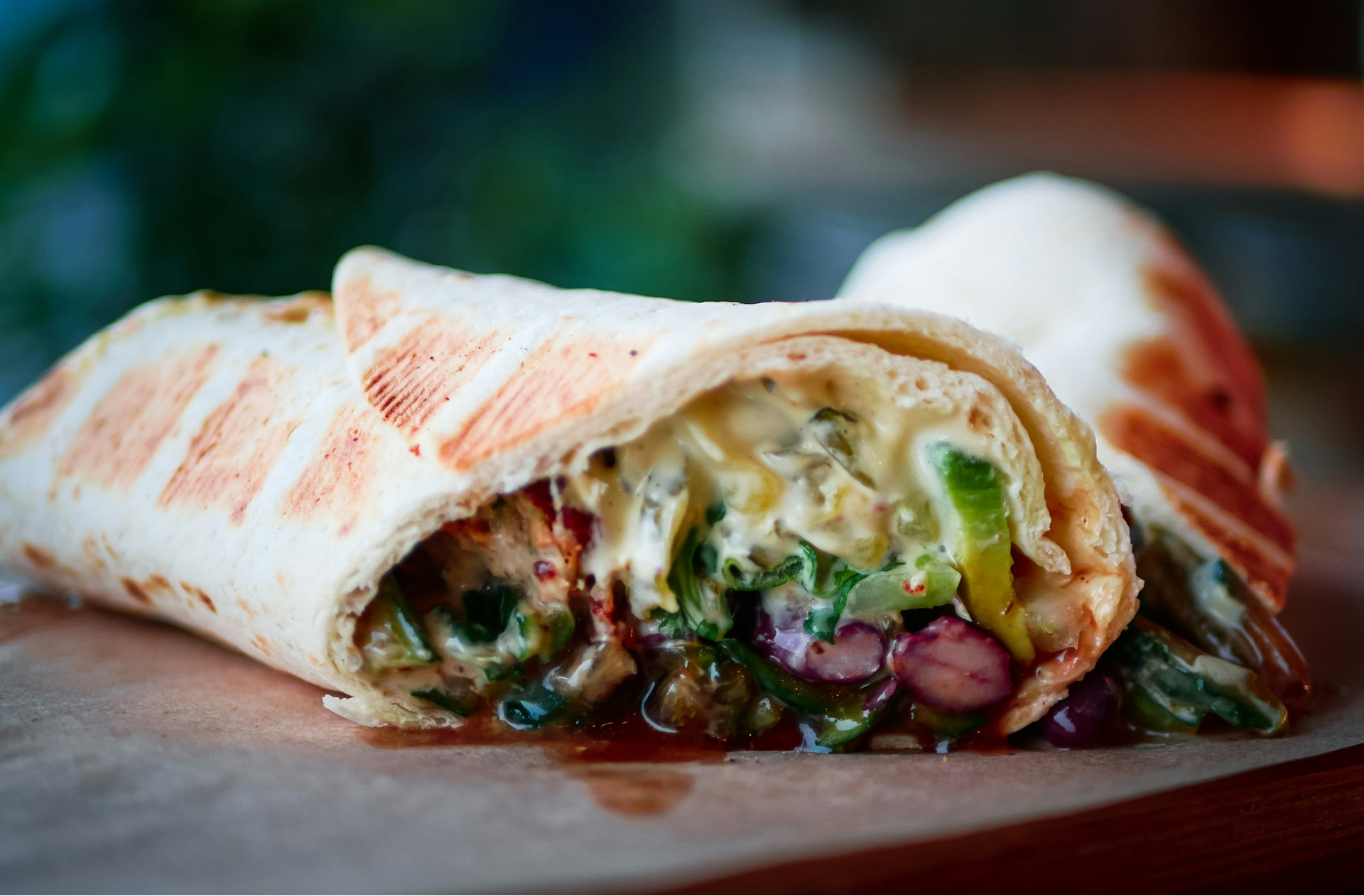 A close up of a shawarma wrap. Gros plan sur un sandwich roulé de shawarma.