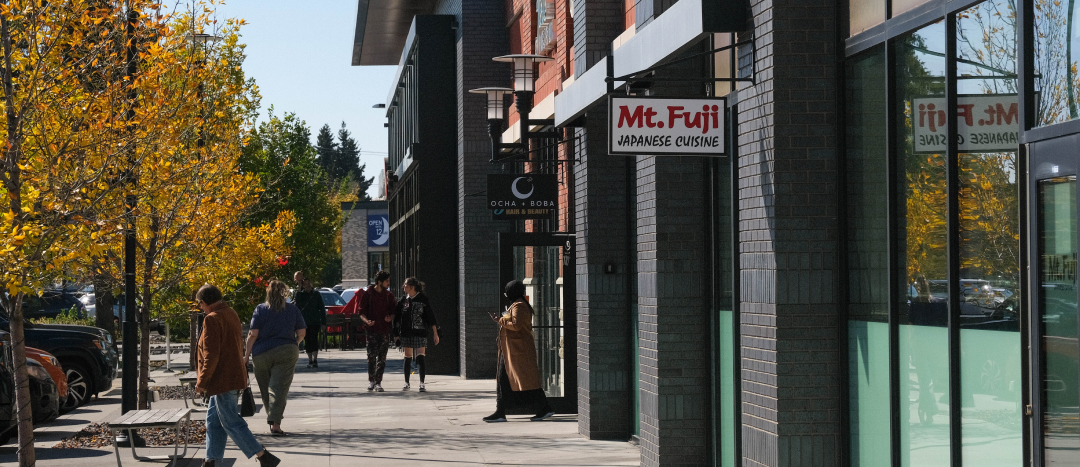 A row of businesses and restaurants in Village at Griesbach. Une rangée de commerces et de restaurants dans le Village de Griesbach.