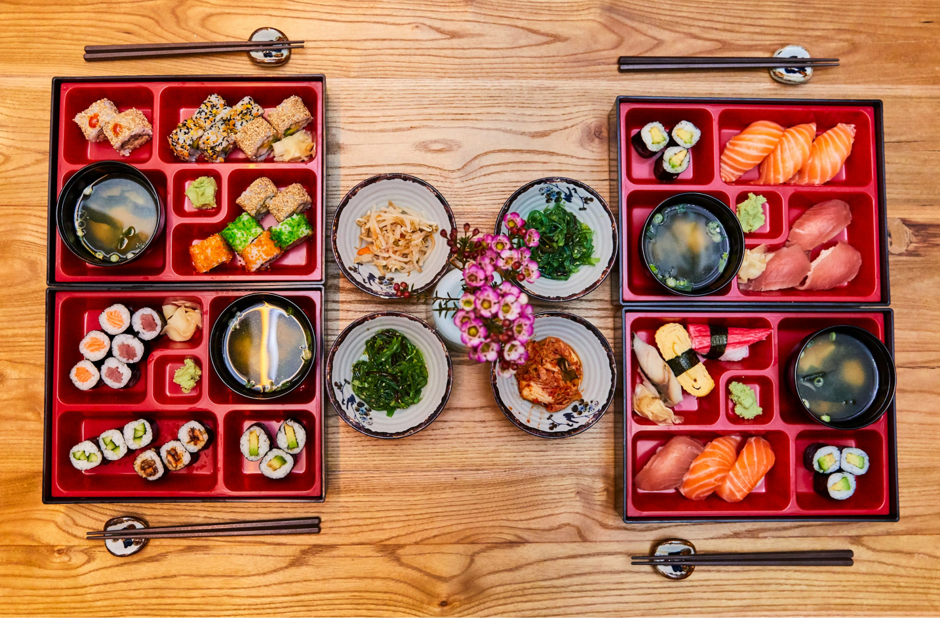 Two bento boxes filled with various types of sushi. Deux boîtes à bento remplies de différents sushis.